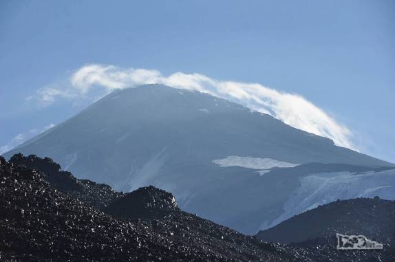 O cume do vulcão Lanín, quase 1,5 quilôemetro mais alto que o campo base onde estamos, na região de Junín de Los Andes, na Argentina